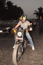 Saif Ali Khan takes a bike ride to promote agent vinod in Mumbai on 21st March 2012 (4).JPG